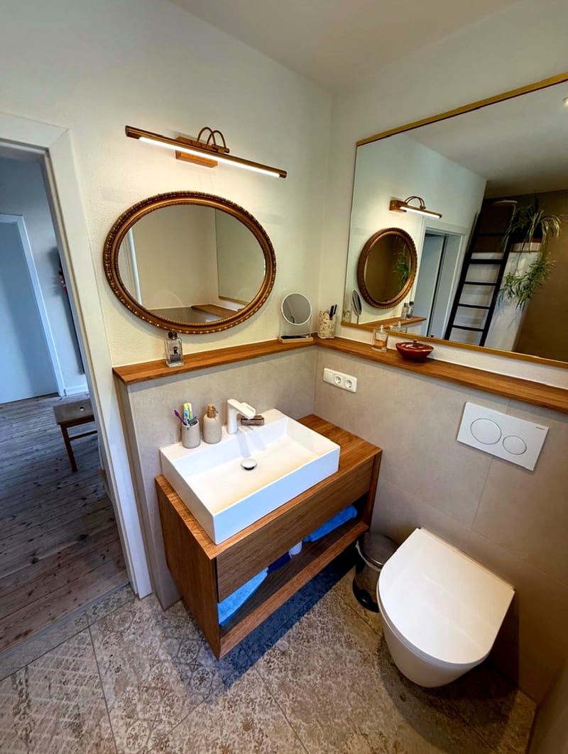 Im Waschtisch ist Raum für Utensilien die im Badezimmer gebraucht werden.
